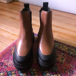 NWT** Womens lug boot by aqua size 6.5